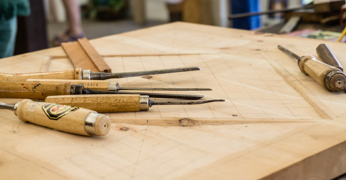 Houten gereedschap op een werkbank - maatwerk en ambacht